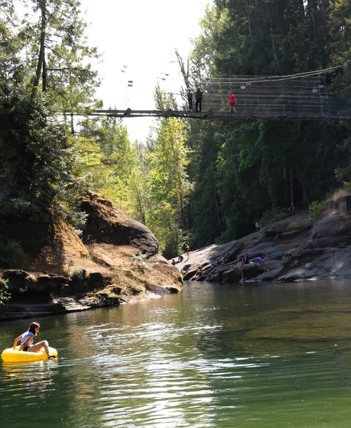 Parksville Canada Aug 2021 Vertical Shot People Visiting Englishman River — Stock Photo, Image
