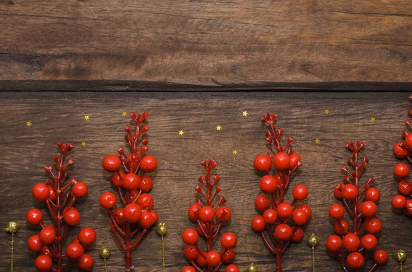Ahşap Bir Yüzeyde Kırmızı Noel Meyvelerinin Yakın Plan Çekimi — Stok fotoğraf