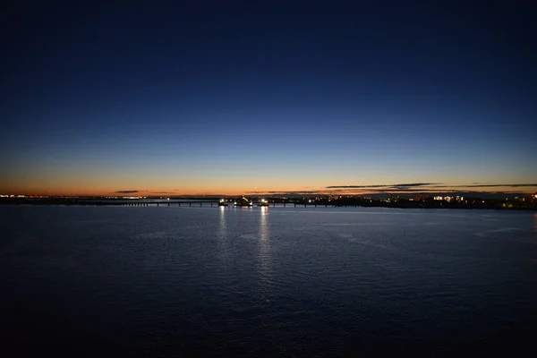 Eine Stadt Meer Dramatischen Morgengrauen — Stockfoto