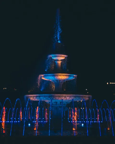 Colpo Verticale Una Fontana Notte — Foto Stock