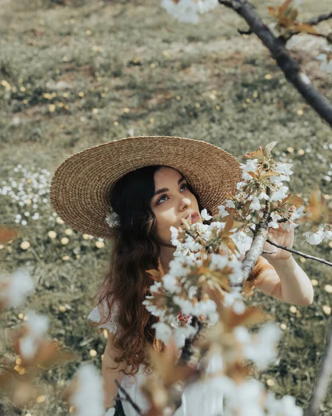 Young Bosnian Woman Hat Posing Beautiful Cherry Blossom Garden — Stock Photo, Image