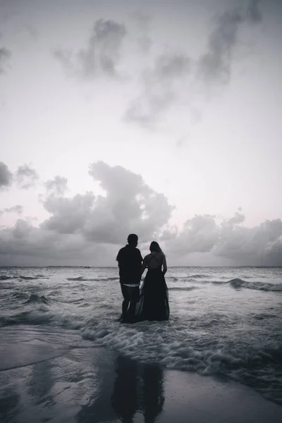 Couple Jouissant Vue Sur Mer Sur Plage — Photo