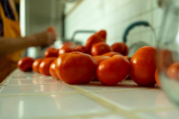 Kvinna Som Tvättar Tomater För Att Laga Tomatsås Köket — Stockfoto