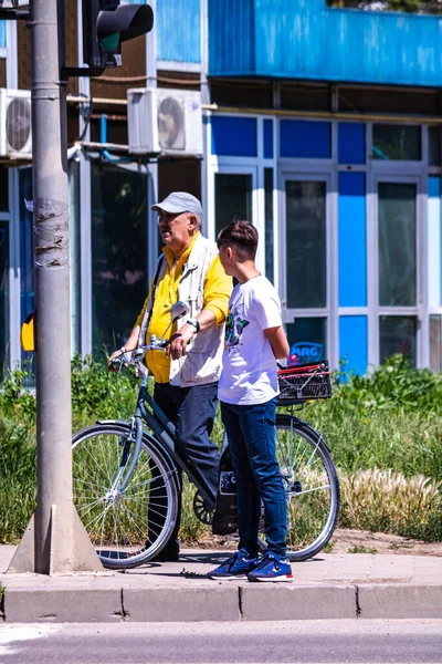 Iasi Rumunia Czerwiec 2021 Młody Chłopiec Spacerujący Dziadkiem Rowerze Iasi — Zdjęcie stockowe