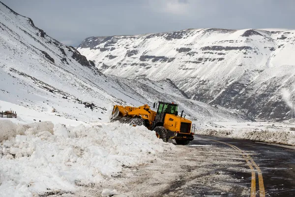 Uma Máquina Rodoviária Com Correntes Removendo Neve Los Andes — Fotografia de Stock