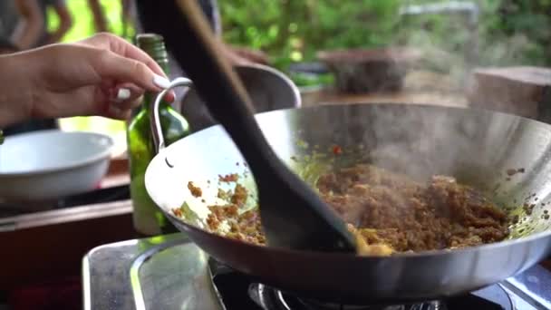 Koken Voedsel Mensen Gezond Eten Vegetarisch Maaltijd Kokkin Noodles Soep — Stockvideo