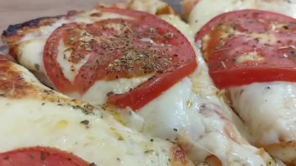 Pizza Mit Käse Und Tomaten — Stockvideo
