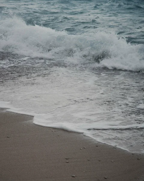 Een Verticale Van Mooie Schuimende Golven Het Zandstrand — Stockfoto