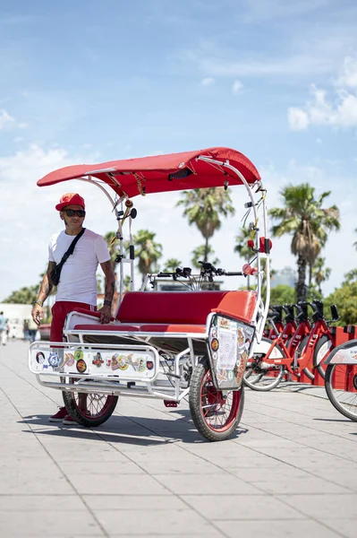 Barcelone Espagne Août 2021 Plan Vertical Intéressant Taxi Tricycle Pour — Photo