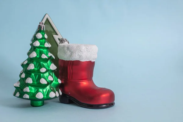 Eine Nahaufnahme Von Einem Künstlichen Weihnachtsbaum Und Einem Weihnachtsmannstiefel Auf — Stockfoto