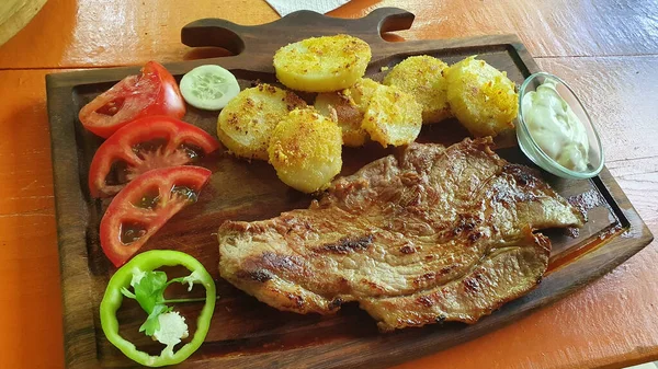 Primer Plano Barbacoa Con Verduras Plato Madera — Foto de Stock