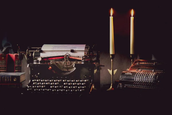Κλασικές Γραφομηχανές Αναμμένα Κεριά Νύχτα — Φωτογραφία Αρχείου