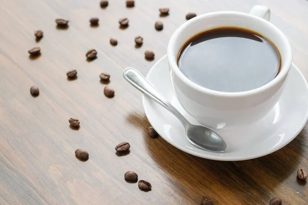 Egy Csésze Fehér Kávé Egy Asztalon Kávébabbal — Stock Fotó