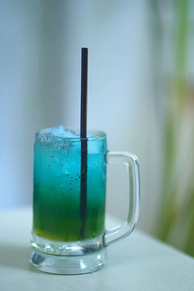 Een Verticaal Shot Van Een Blauw Groen Gekleurde Ijsdrank Met — Stockfoto