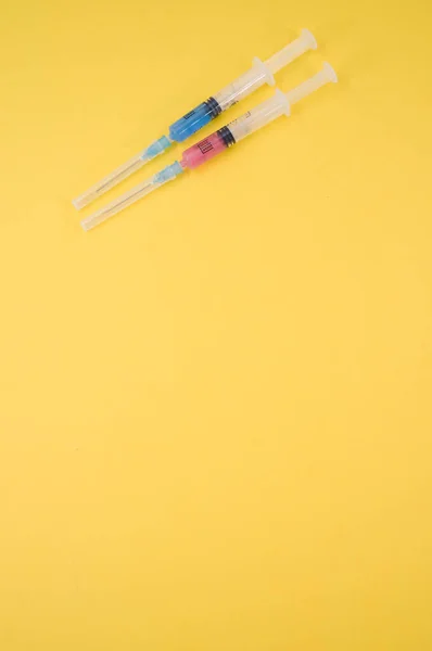 Een Geïsoleerde Injectiespuit Een Gele Papieren Achtergrond Met Tekstruimte — Stockfoto