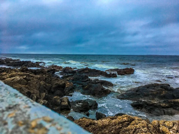 Día Nublado Una Playa Rocosa — Foto de Stock