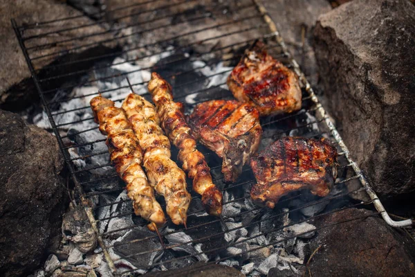 Tiro Alto Ângulo Carne Suculenta Cozinhar Uma Grelha — Fotografia de Stock