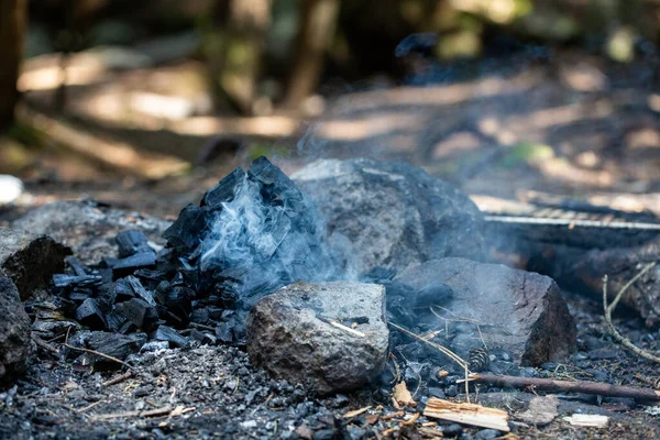 Nahaufnahme Eines Lagerfeuers Mit Brennenden Holzteilen — Stockfoto