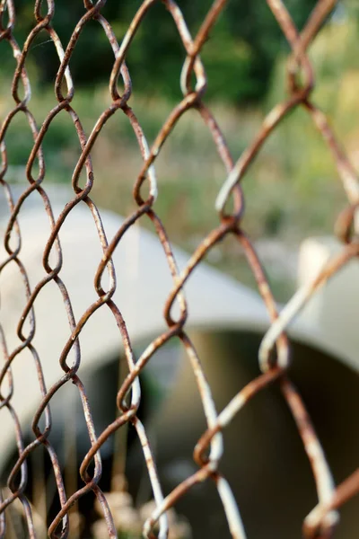 Ett Gammalt Rostigt Staket För Att Skydda Byggnadsmaterial — Stockfoto