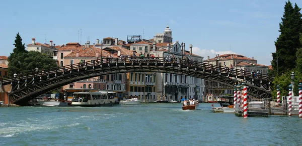 Venice Olaszország Aug 2011 Gyönyörű Kilátás Történelmi Épületek Híd Mentén — Stock Fotó