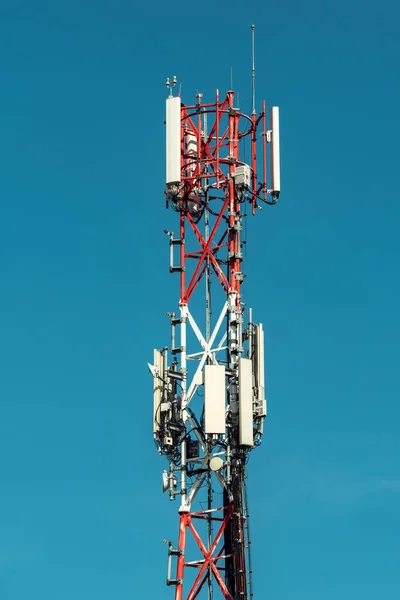 Torre Telecomunicações Com Antenas Celulares Contra Céu Azul — Fotografia de Stock