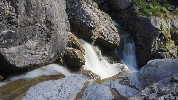 Прекрасний Знімок Скелястого Водоспаду — стокове фото