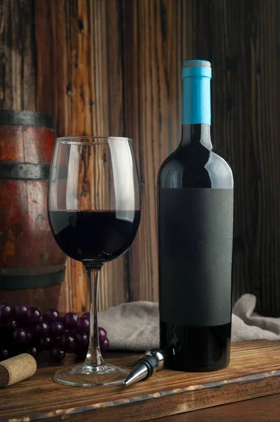 Eine Vertikale Aufnahme Eines Glases Rotwein Mit Einer Flasche Mit — Stockfoto