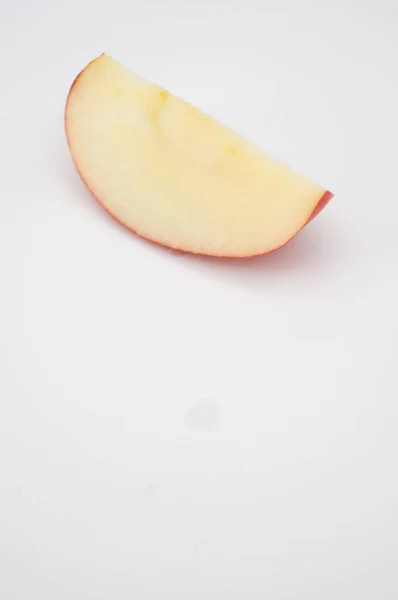 Tranche Pomme Bio Bio Fraîche Savoureuse Isolée Sur Fond Blanc — Photo