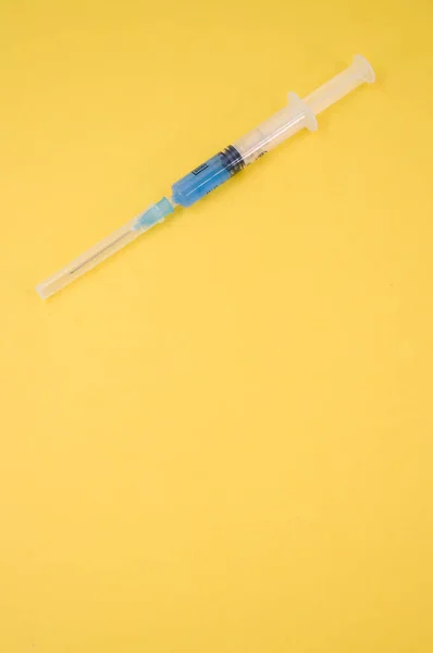 Isolated Injection Syringe Yellow Paper Background Text Space — Stock Photo, Image