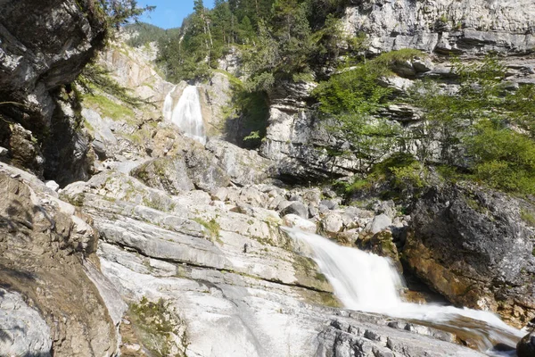 Una Hermosa Toma Una Cascada Rocosa — Foto de Stock