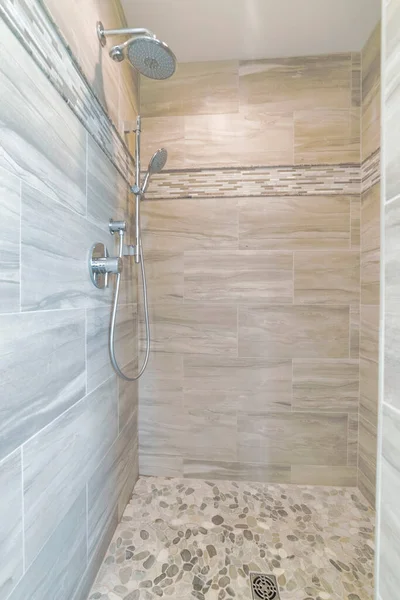 Uma Imagem Banheiro Com Uma Telha Marrom — Fotografia de Stock