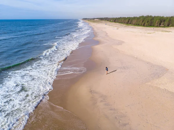 Fågelperspektiv Ensam Person Som Tittar Vågorna Det Blå Havet — Stockfoto