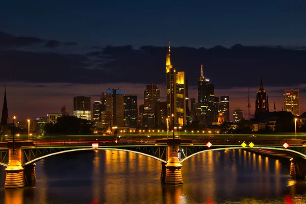 Egy Kivilágított Híd Felhőkarcolók Frankfurtban Este — Stock Fotó