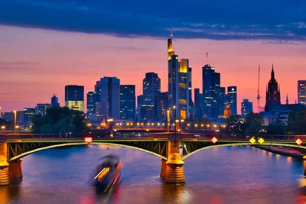 Uma Ponte Iluminada Arranha Céus Cidade Frankfurt Noite — Fotografia de Stock