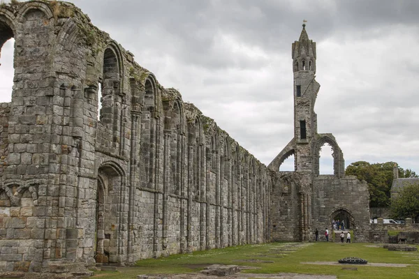 Mavi Bulutlu Gökyüzünün Altındaki Ünlü Ortaçağ Andrews Katedrali Nin Kalıntıları — Stok fotoğraf