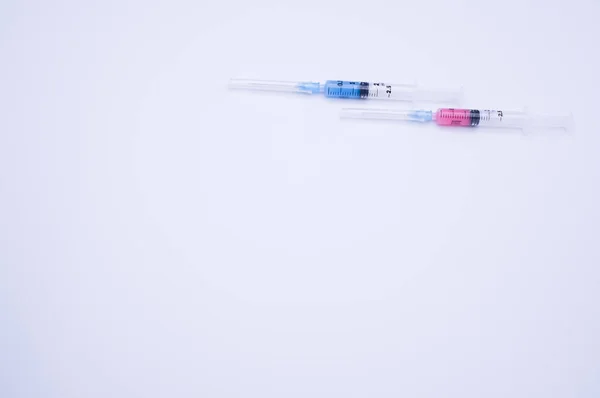 Isolerad Injektionsspruta Vit Bakgrund Med Textutrymme — Stockfoto