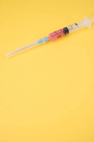 Uma Seringa Para Injectáveis Isolada Num Fundo Papel Amarelo Com — Fotografia de Stock