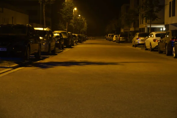Крупный План Припаркованных Машин Улице Ночью — стоковое фото