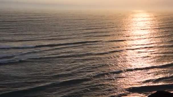 Zandstrand Golvende Zee Zonnige Dag — Stockvideo