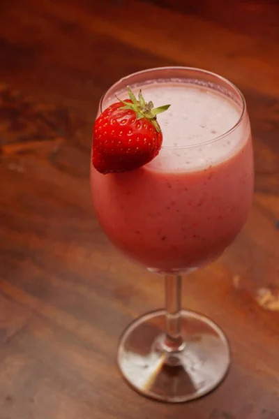 Cocktail Fruité Servi Avec Des Fraises Fraîches — Photo