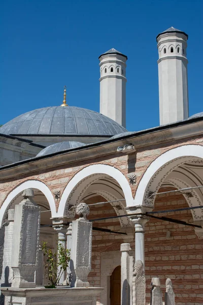 Uma Foto Panorâmica Mesquita Vasat Atik Pasha Istambul Turquia — Fotografia de Stock