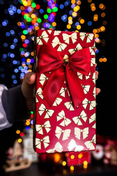 Tiro Vertical Uma Mão Segurando Presente Natal Fundo Bokeh — Fotografia de Stock