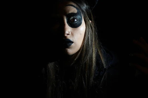 Μια Νεαρή Λευκή Γυναίκα Τρομακτικό Μακιγιάζ Για Halloween Την Ημέρα — Φωτογραφία Αρχείου