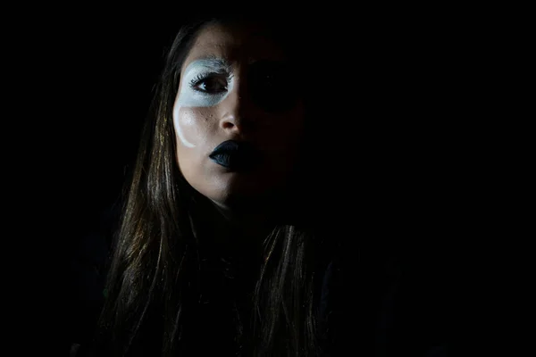 ハロウィンや死者の日のための怖いメイクを持つ若い白人女性夜 — ストック写真
