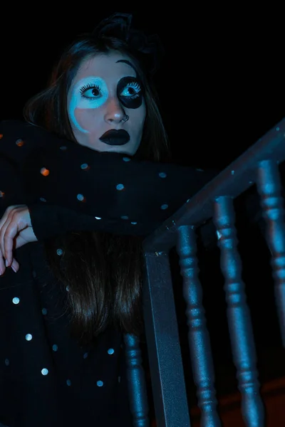 Uma Jovem Mulher Caucasiana Com Horror Artístico Maquiagem Halloween — Fotografia de Stock