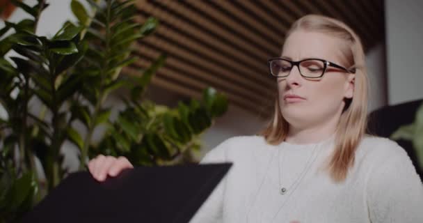 Молода Блондинка Бізнес Леді Працює Ноутбуці Офісі — стокове відео
