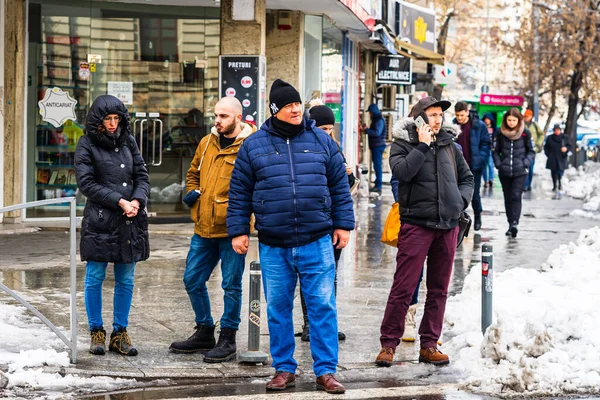 Bucharest Roménia Janeiro 2021 Pessoas Vestindo Casacos Inverno Uma Rua — Fotografia de Stock