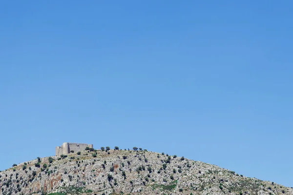 Vieux Château Sur Une Colline Rocheuse Sous Ciel Bleu Plaine — Photo