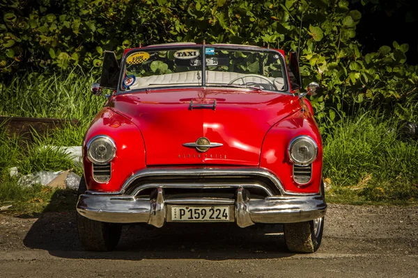 Habana Cuba Aug 2017 Vörös Amerikai Autó Években Parkolt Utcán — Stock Fotó