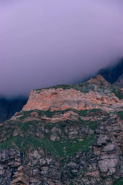 Nuvens Sobre Pico Uma Rocha — Fotografia de Stock